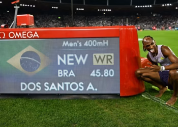Alison dos Santos bate recorde mundial nos 400m com barreiras em etapa da Diamond League