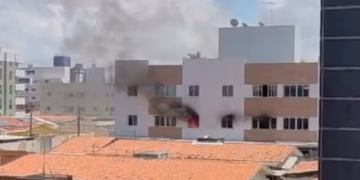 Incêndio atinge prédio nos Bancários, em João Pessoa