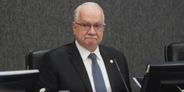 Fachin aguarda explicações de ministros para decidir sobre crise