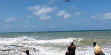 Turista de 21 anos desaparece após ser arrastado por correnteza em praia de Conde, na Paraíba