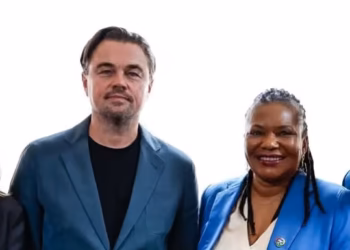 Leonardo DiCaprio ganha obra de artista paraibano durante passagem pelo Brasil