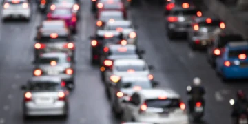 Por que sair no horário tradicional piora o trânsito nas rodovias