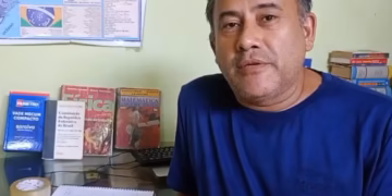 Pedreiro elogiado por magistrados ao fazer própria defesa em tribunal ganha bolsa para cursar Direito em Manaus