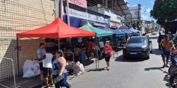 Comerciantes montam tendas na rua para manter vendas após incêndio no Centro de Passagem, em João Pessoa